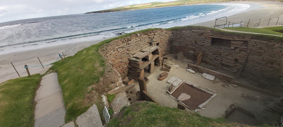 skara-brae-with-skail-bay-in-the background-in-the orkney-isles skara-brae-with-skail-bay-in-the background-in-the orkney-isles