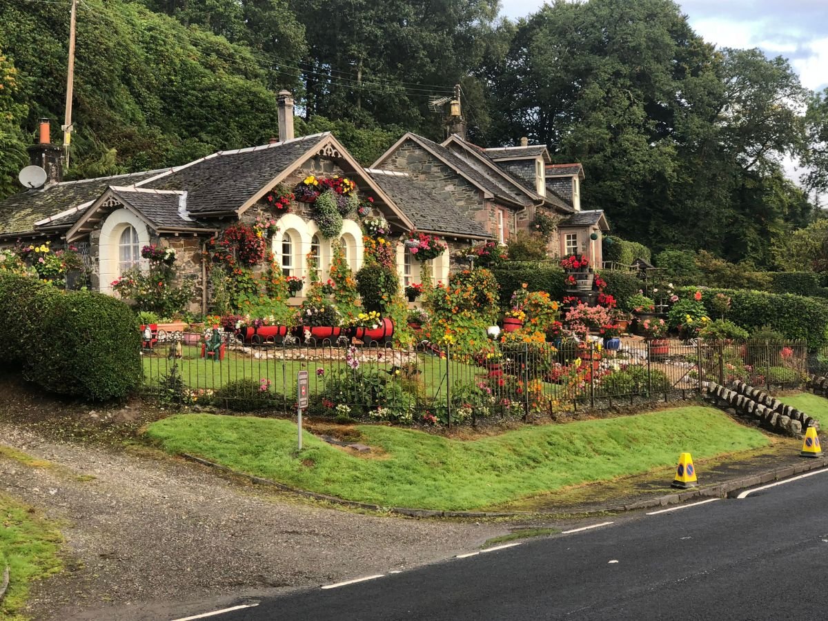 The Cottages outside Luss on our Loch Lomond and The National Trossachs Park Scenic Sightseeing Day Tour from Edinburgh 