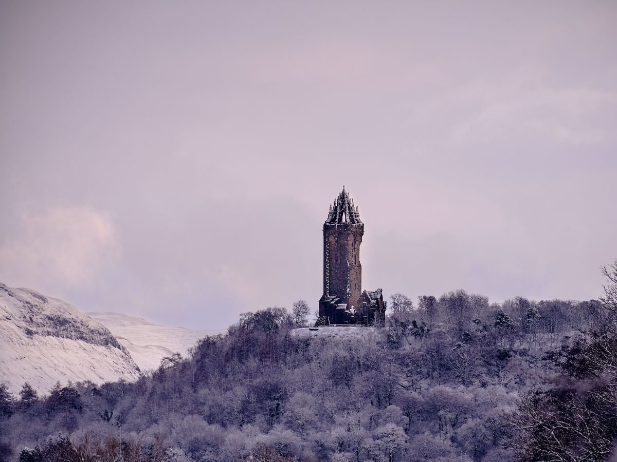 The Wallace Monument covered with snow on our Day Tour from Edinburgh 