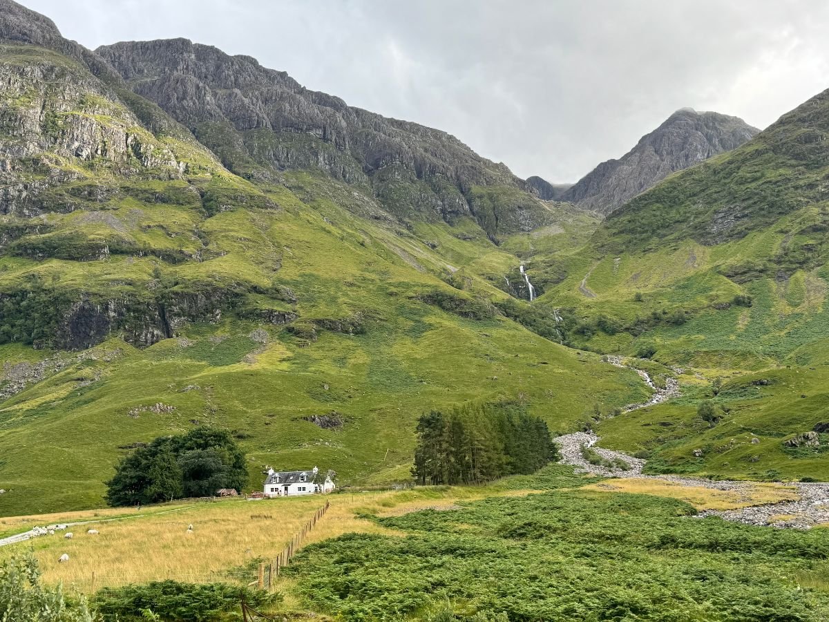 The famous white cottage on our Glencoe & Loch Lomond day tour from Glasgow with Tour Guide Scotland