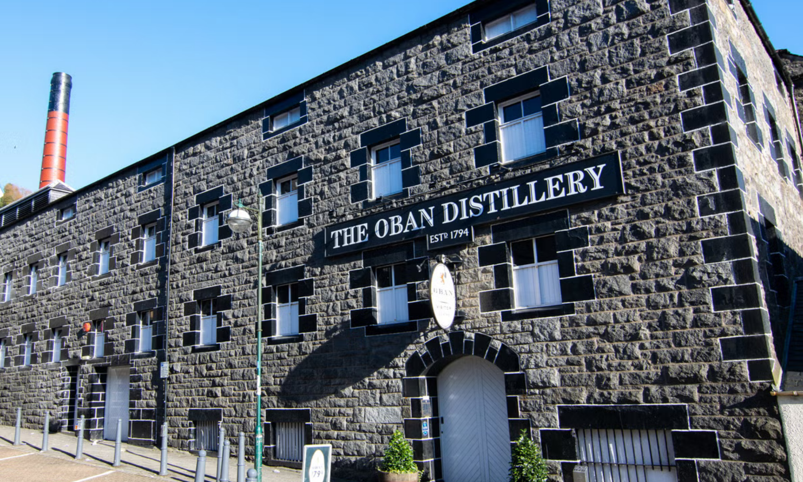The Oban Distillery, Established 1794 The Oban Distillery's stone facade and chimney, Argyll, Scotland